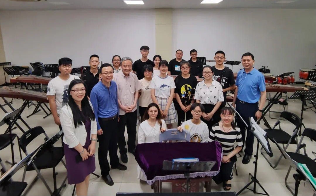 3 汪劲松校长与大艺团学生在一起.png