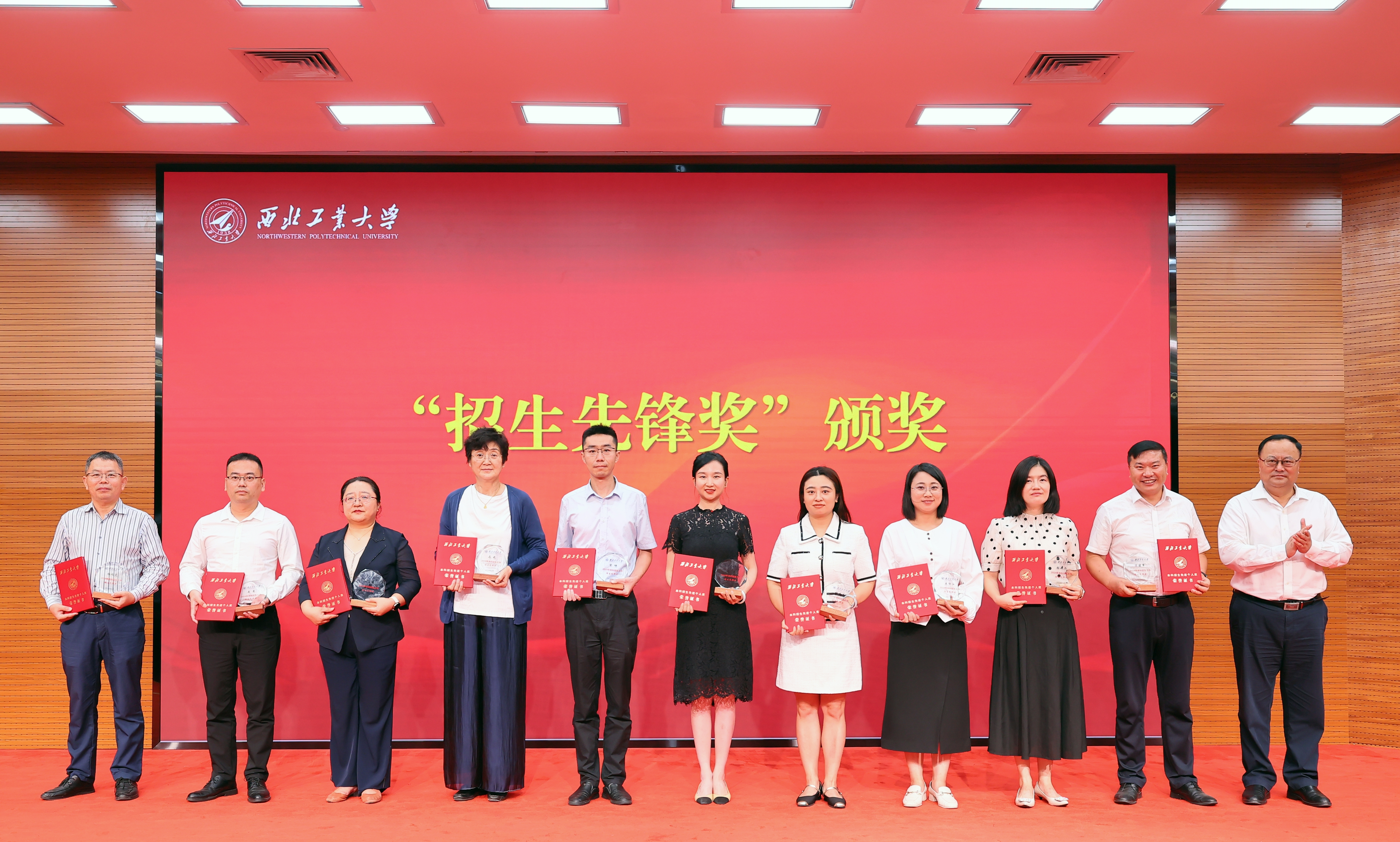校长宋保维颁发“招生先锋”_副本.jpg