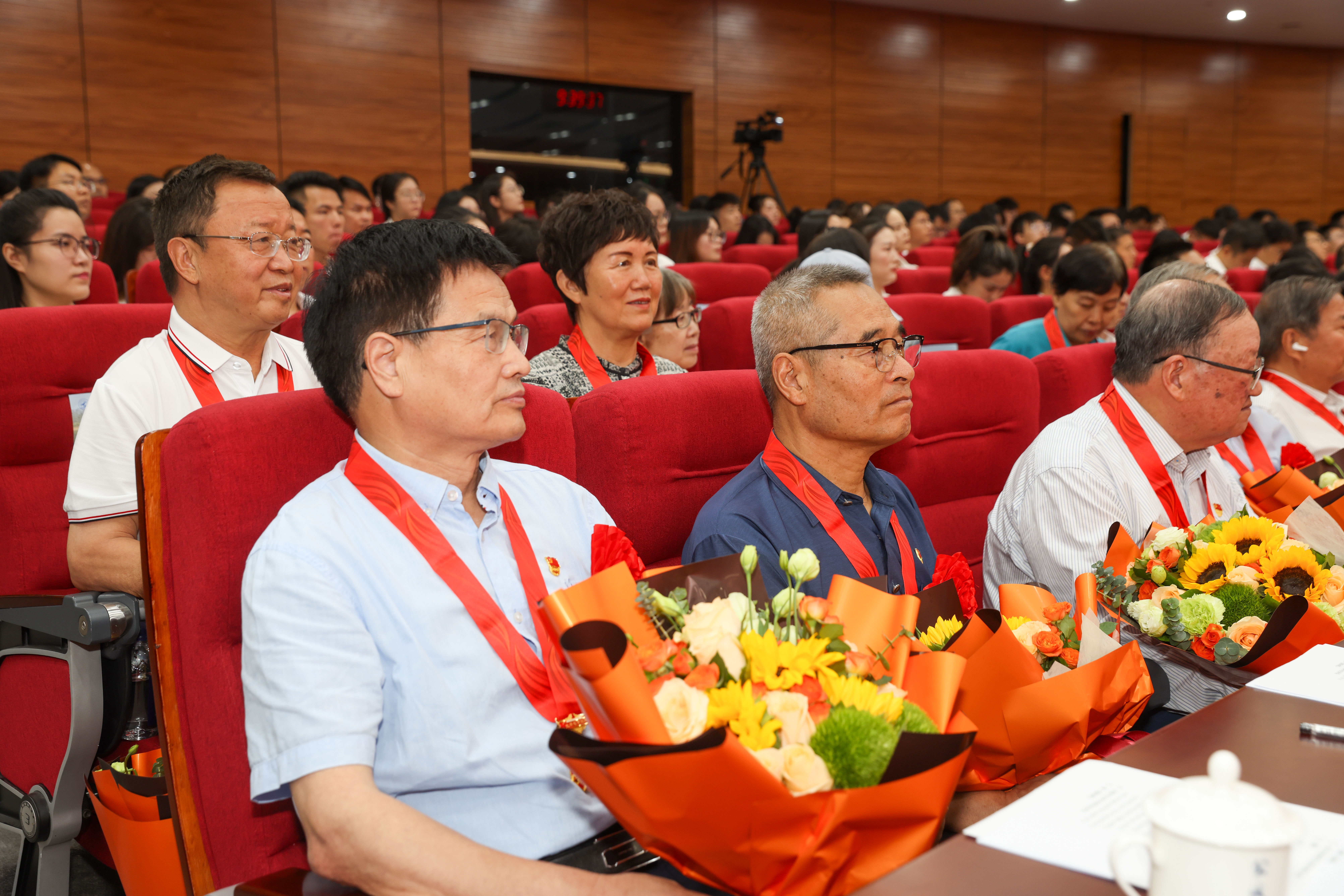 20240701beat365中国唯一官网“七一”表彰大会光荣在党50年6——司哲摄.jpg 20240701beat365中国唯一官网“七一”表彰大会光荣在党50年6——司哲摄.jpg